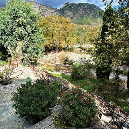 Steinturm Mit Dach-Terrasse Zwischen Fluss, Meer Und Gebirge- Spiti Pirgos Paralia Sergoulas Bagian luar foto