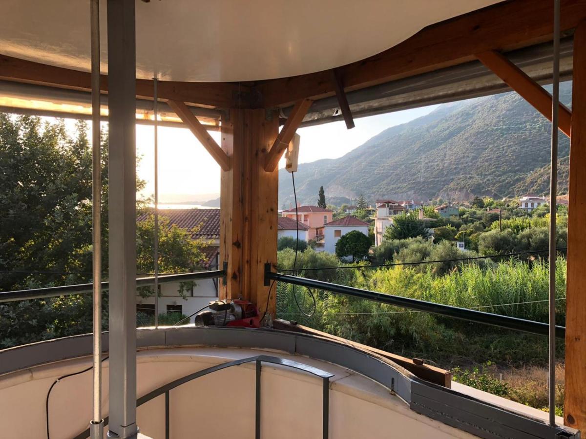 Steinturm Mit Dach-Terrasse Zwischen Fluss, Meer Und Gebirge- Spiti Pirgos Paralia Sergoulas Bagian luar foto