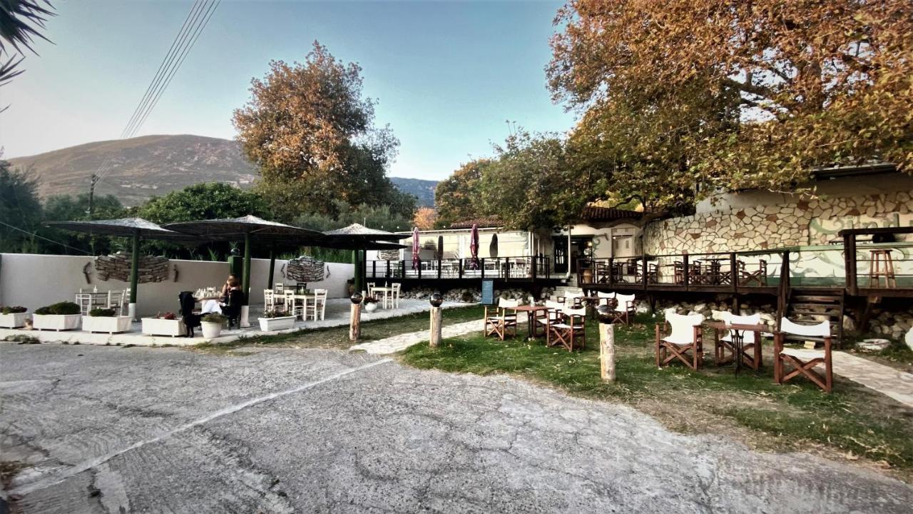 Steinturm Mit Dach-Terrasse Zwischen Fluss, Meer Und Gebirge- Spiti Pirgos Paralia Sergoulas Bagian luar foto