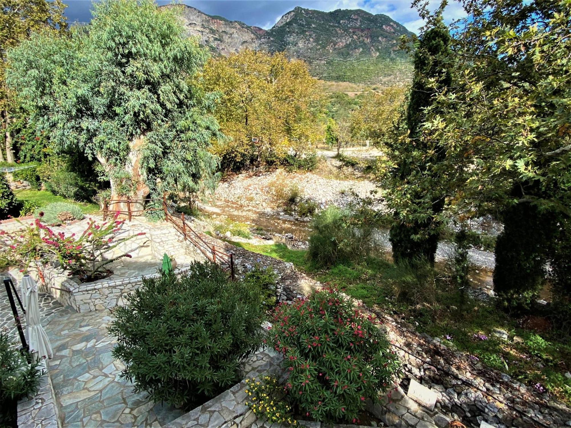 Steinturm Mit Dach-Terrasse Zwischen Fluss, Meer Und Gebirge- Spiti Pirgos Paralia Sergoulas Bagian luar foto