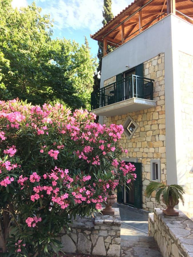Steinturm Mit Dach-Terrasse Zwischen Fluss, Meer Und Gebirge- Spiti Pirgos Paralia Sergoulas Bagian luar foto