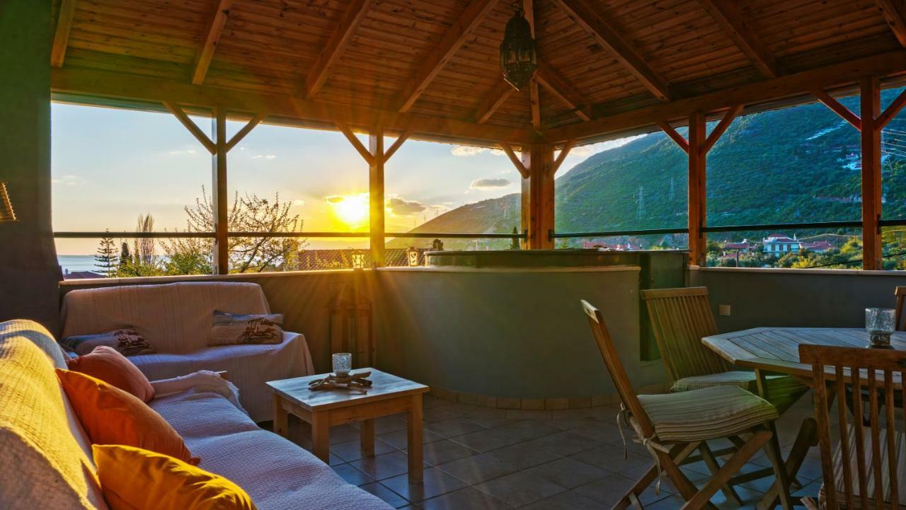 Steinturm Mit Dach-Terrasse Zwischen Fluss, Meer Und Gebirge- Spiti Pirgos Paralia Sergoulas Bagian luar foto